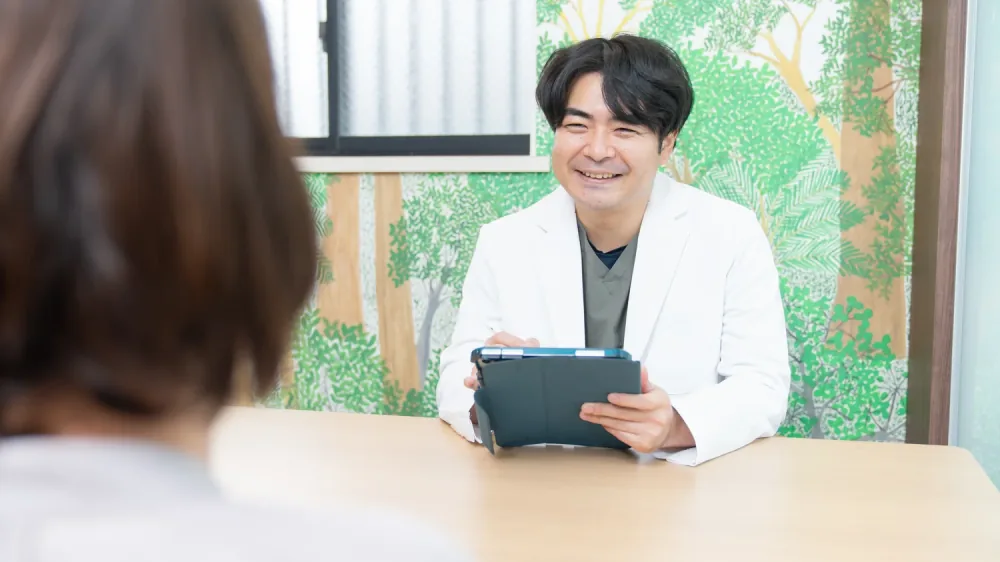 歯科医師がカウンセリングでご希望を伺う様子