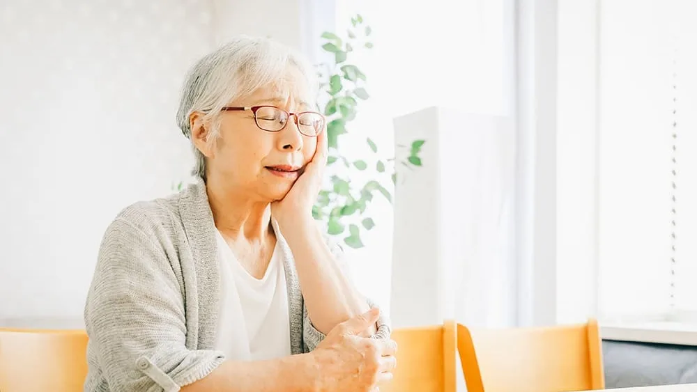 ご自宅で過ごす高齢の女性